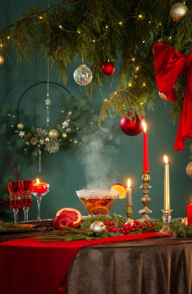 用老式风格的圣诞装饰在花瓶里的热冲孔 — 图库照片