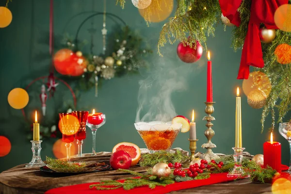 ヴィンテージスタイルでクリスマスの装飾が施された花瓶のホットパンチ — ストック写真