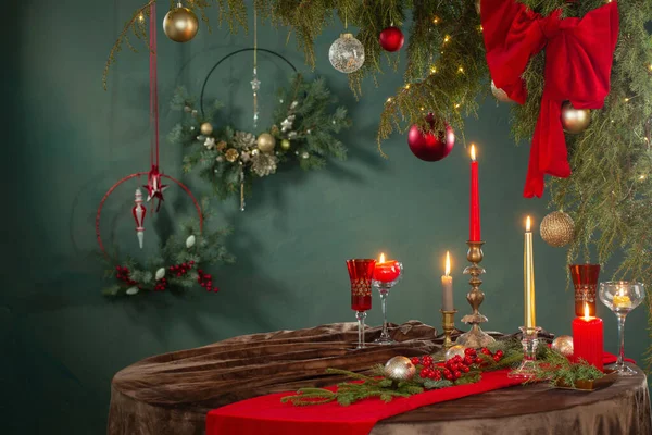 Červená Zlatá Vánoční Dekor Stole Tmavém Pozadí — Stock fotografie