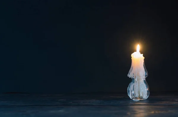 Płonąca Świeca Szklanym Świeczniku Kształcie Choinki — Zdjęcie stockowe