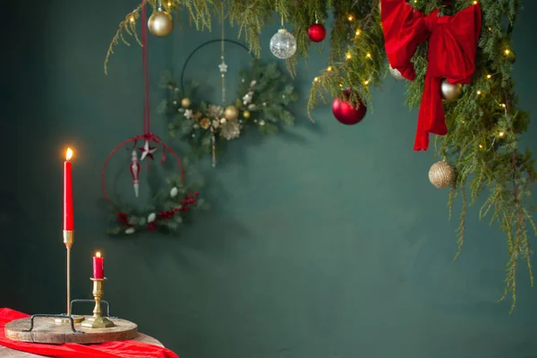 Kırmızı Altın Noel Dekoru Karanlık Arka Plandaki Masada — Stok fotoğraf