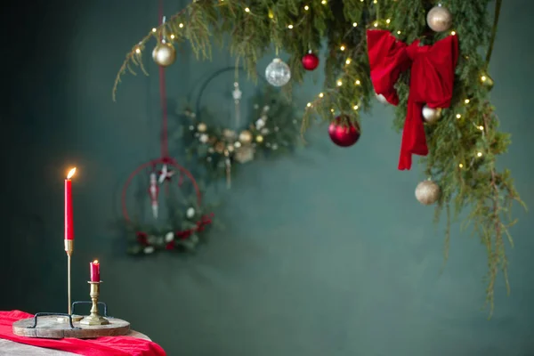 Décor Noël Rouge Doré Sur Table Sur Fond Sombre — Photo