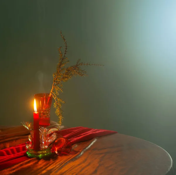 Bodegón Navidad Con Vela Encendida Cristales Rotos Estilo Vintage — Foto de Stock