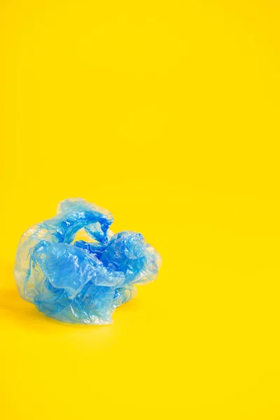 Niebieskie Obuwie Żółtym Tle — Zdjęcie stockowe