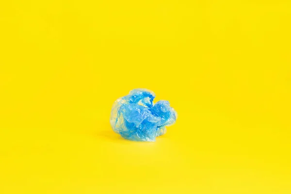Niebieskie Obuwie Żółtym Tle — Zdjęcie stockowe