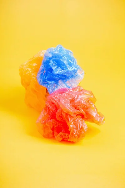 Пластиковый Мусор Ярко Желтом Фоне — стоковое фото