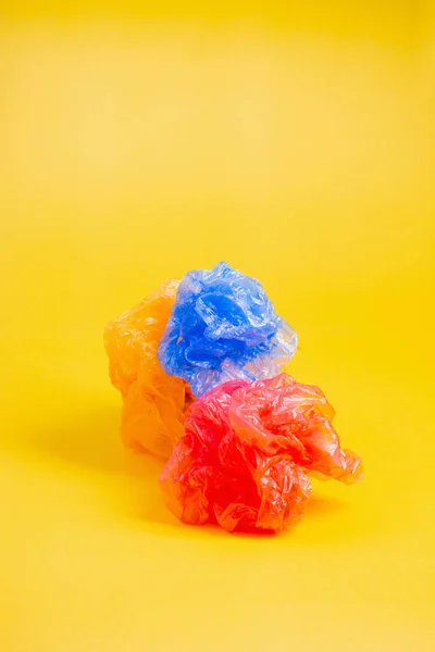 Plastikmüll Auf Leuchtend Gelbem Hintergrund — Stockfoto