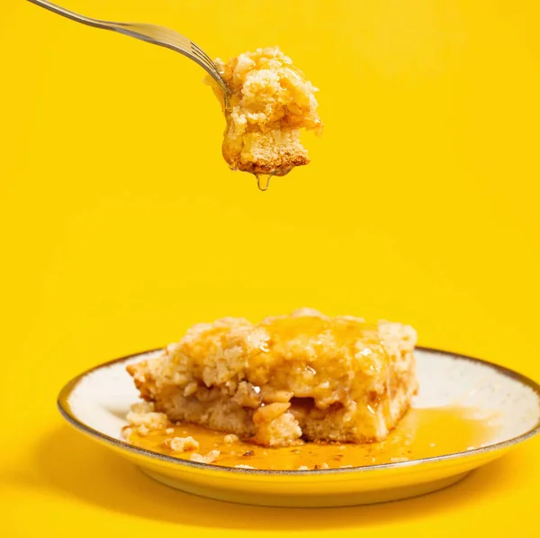Cake Met Honing Plaat Gele Achtergrond — Stockfoto