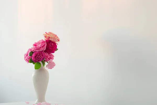 Pink Roses White Vase Table Background White Wall — Zdjęcie stockowe