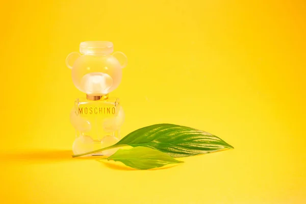 2022年12月14日 白俄罗斯克里切夫 Moschino Toy Eau Parfum黄色背景香水瓶 — 图库照片