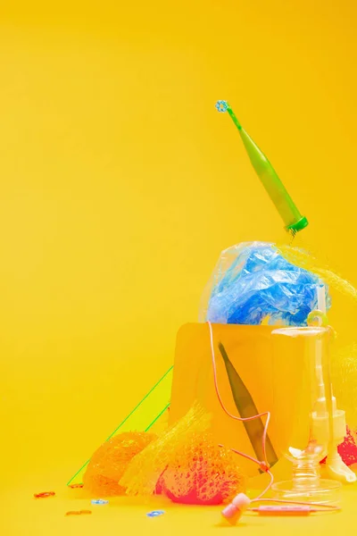 Plastikowe Śmieci Jasnożółtym Tle — Zdjęcie stockowe