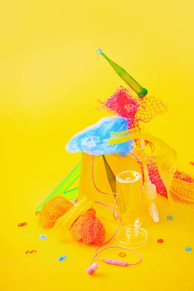 Parlak Sarı Arkaplanda Plastik Çöp — Stok fotoğraf