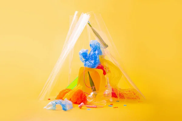 Plastikowe Śmieci Jasnożółtym Tle — Zdjęcie stockowe