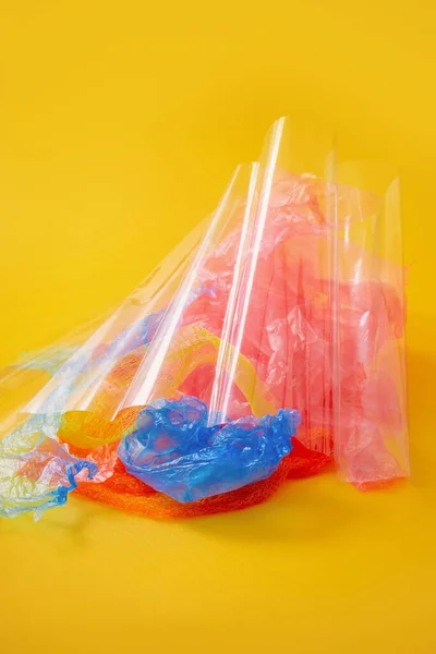 Műanyag Szemetet Fényes Sárga Háttér — Stock Fotó