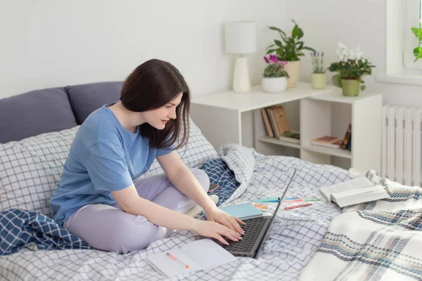 Дівчина Підліток Навчається Вдома Ліжку Ноутбуком — стокове фото