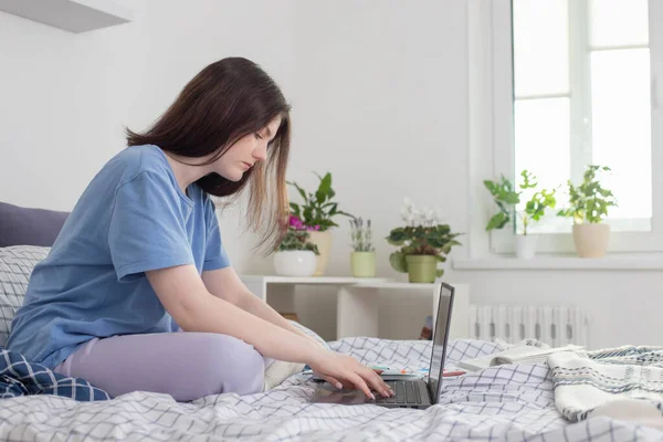 Tonåring Flicka Studerar Hemma Sängen Med Laptop — Stockfoto