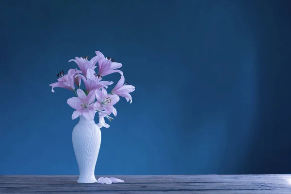 Розовая Лилия Белой Вазе Голубом Фоне — стоковое фото