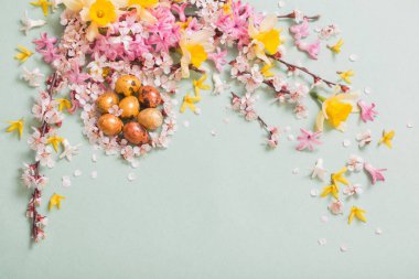 Yumurta ve çiçekli Paskalya arkaplanı