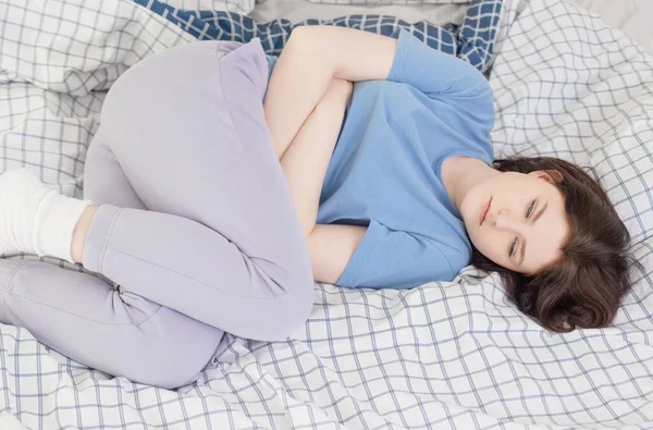 Menina Adolescente Com Dor Estômago Cama — Fotografia de Stock