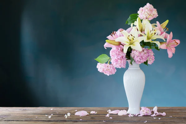 Sommerblumen Weißer Vase Auf Dunklem Hintergrund — Stockfoto