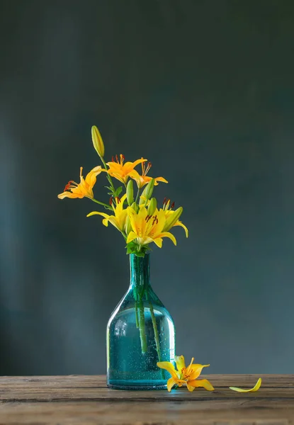 Жовті Лілії Скляній Вазі Темному Фоні — стокове фото