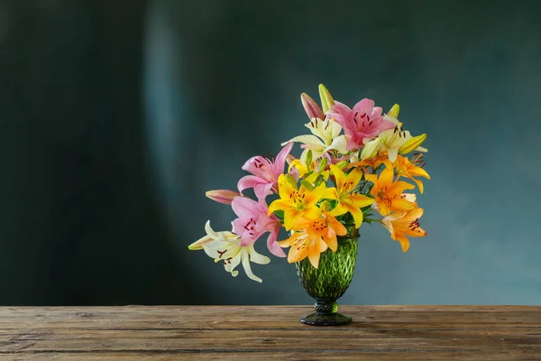 Schöne Lilien Glasgrüner Vase Auf Dunklem Hintergrund — Stockfoto
