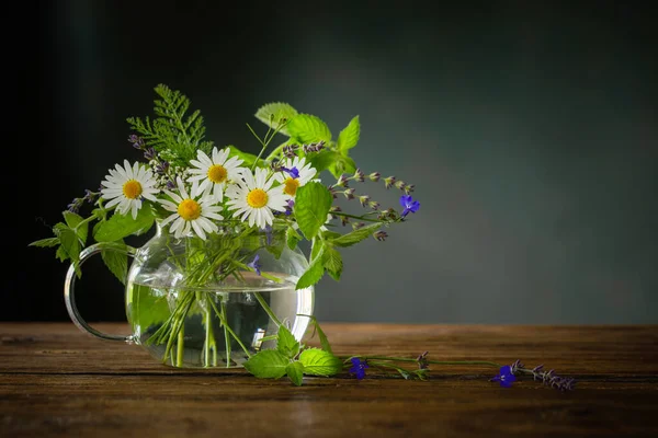 Strauß Sommerblumen Glasteekanne Auf Dunklem Hintergrund Konzept Des Gesunden Kräutertees — Stockfoto