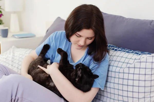 Gelukkig Tiener Meisje Met Zwart Kat Wit Slaapkamer — Stockfoto