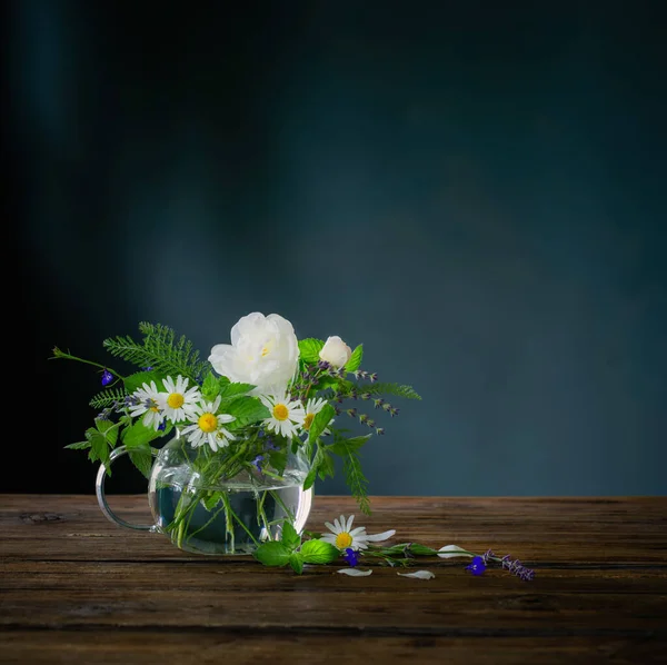 Csokor Nyári Virágok Üveg Teáskanna Sötét Alapon Koncepció Egészséges Gyógynövény — Stock Fotó