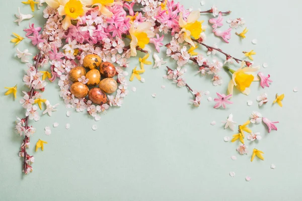Tło Wielkanocne Jajkami Kwiatami — Zdjęcie stockowe
