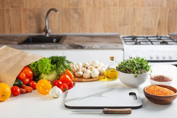 Свежее Здоровье Вегетарианская Еда Белом Столе Кухне — стоковое фото