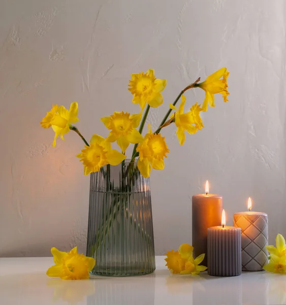 Gelbe Frühlingsnarzissen Glasvase Mit Brennenden Kerzen Auf Weißem Hintergrund — Stockfoto