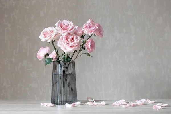まだガラスの花瓶にピンクのバラと一緒に暮らす — ストック写真