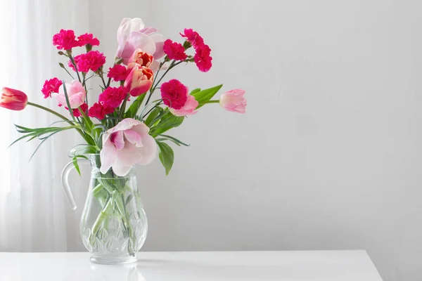 白色背景玻璃瓶中的粉色春花 — 图库照片