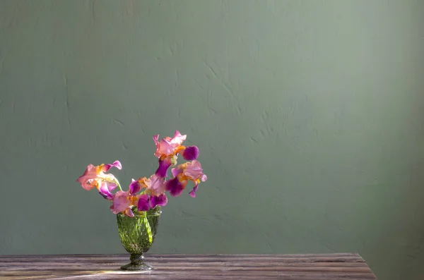 Irises Krásné Skleněné Vázy Proti Zelené Zdi — Stock fotografie