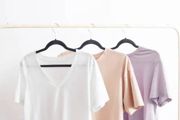 Camisetas Mujer Percha Sobre Fondo Blanco — Foto de Stock