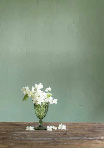Жасминовые Цветы Стеклянной Вазе Зеленом Фоне — стоковое фото