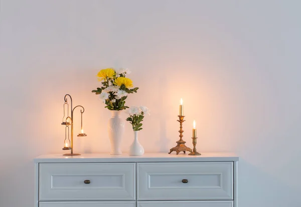 Хризантемы Цветы Вазах Горящие Свечи Белом Интерьере — стоковое фото