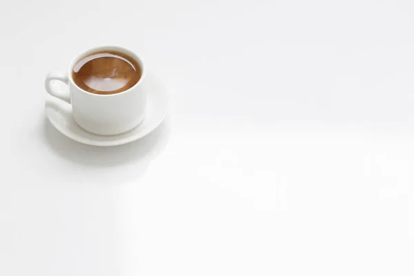 Белая Чашка Кофе Белом Столе — стоковое фото