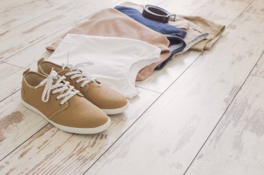 Erkekler yaz kıyafetleri ve ayakkabılar eski ahşap zeminde