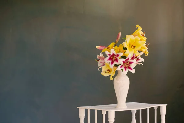 蓝底白色花瓶里的百合花 — 图库照片