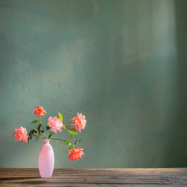 Różowe Róże Szklanym Różowym Wazonie Drewnianym Stole Tle Ciemnej Ściany — Zdjęcie stockowe