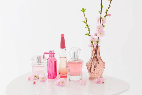 Zweige Blühender Mandeln Der Vase Und Parfüms Auf Weißem Hintergrund — Stockfoto
