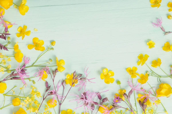 Yeşil Ahşap Arka Planda Yaz Çiçekler — Stok fotoğraf