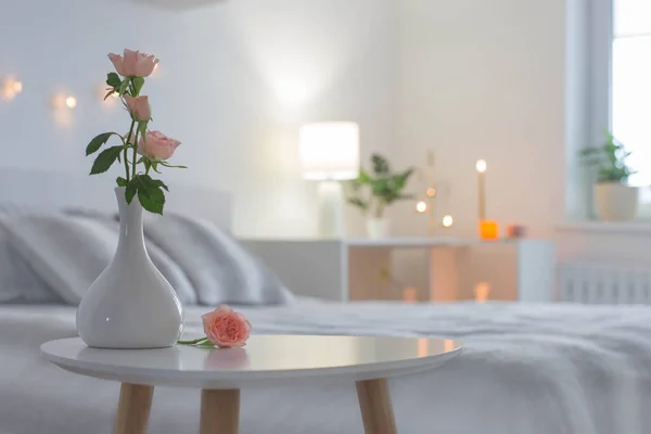 Yatak Odasındaki Masada Vazoda Pembe Güller — Stok fotoğraf