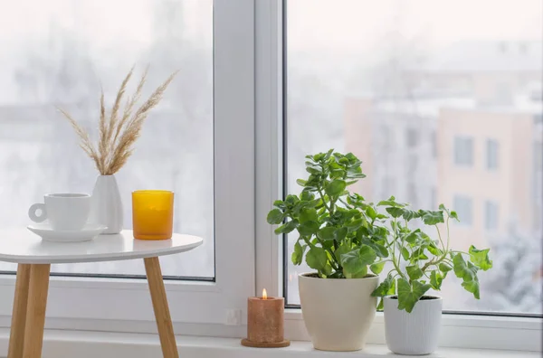 Kışın Pencerenin Yanındaki Beyaz Masada Yanan Mumlarla Bir Fincan Kahve — Stok fotoğraf