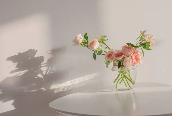 Rosa Rosas Frasco Vidro Mesa Moderna Branca Fundo Parede Branca — Fotografia de Stock