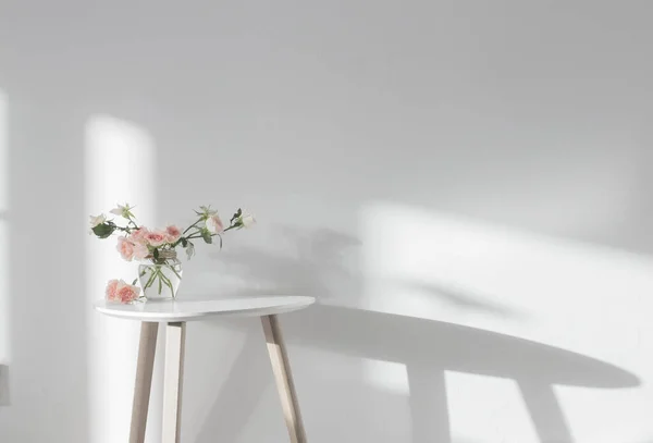 Ροζ Τριαντάφυλλα Γυάλινο Βάζο Λευκό Μοντέρνο Τραπέζι Φόντο Λευκό Τοίχο — Φωτογραφία Αρχείου