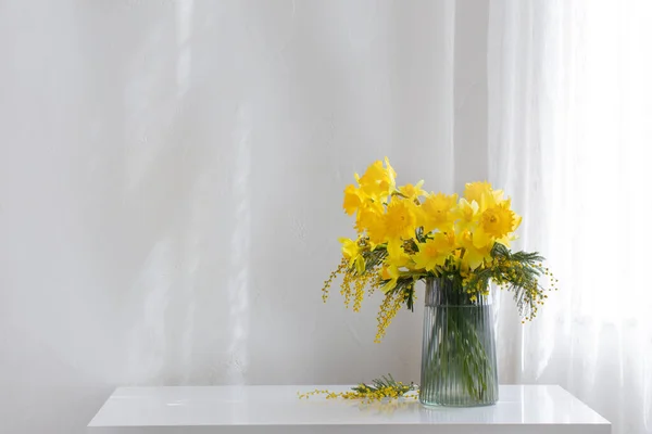 Flores Amarillas Primavera Jarrón Vidrio Sobre Fondo Blanco — Foto de Stock