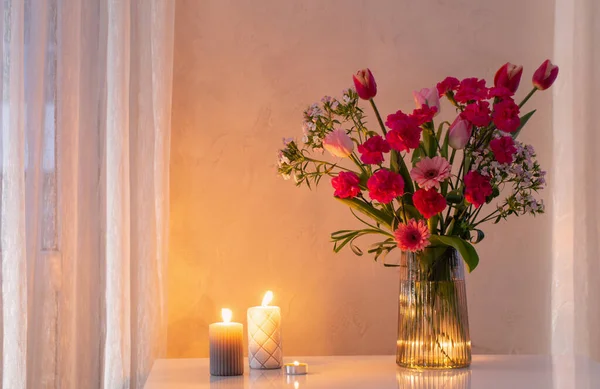 Pembe Çiçekler Cam Vazoda Içi Beyaz Mumlarla Dolu Modern Vazoda — Stok fotoğraf